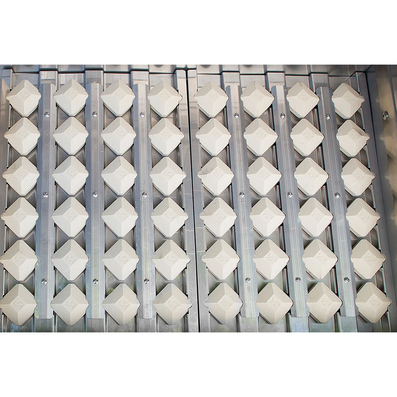 Alfresco ALXE 30" Built-In Grill With 2 Stainless U Burners - Image 7